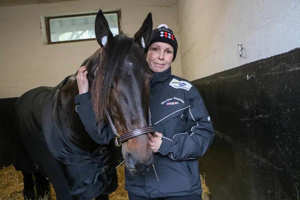 Elitloppet-voittajat Ringostarr Treb ja Heli Tarrimaa Pariisissa. Nyt Tarrimaa tekee Vincennesiin uuden hyökkäyksen passihevosensa Aetos Kronoksen kanssa joulun aikaan.