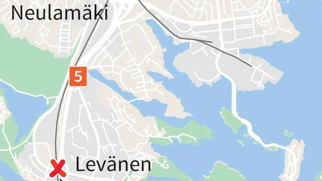 Bussi oli ajanut Kolmisopentietä etelän suuntaan, ajanut valoristeyksen läpi ja syöksynyt sitten sillalta useamman metrin pudotuksen junaradalle.