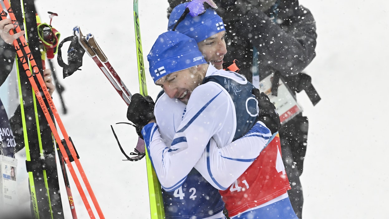 Eero Hirvonen ja Ilkka Herola halasivat suorituksen jälkeen. RONI REKOMAA / LEHTIKUVA.