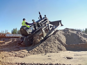 Yhdistyksen jäsenten koneiden esittely on ollut jo yli 20 vuotta jatkunut traditio Maxpo-messuilla. Kuva on vuoden 2013 Maxposta, jossa Pertti Ajanko oli ajamassa Caterpillar D4 -traktorillaan. Yhdistyksestä voi kysyä lisätietoa yhdistyksen jäseniltä konetapahtumissa.