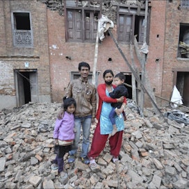 Nepalilainen perhe sortuneen talon raunioilla. Jälleenrakennus tulee viemään vuosia. Pahiten taannoisistajäristyksistä kärsivät syrjäiset vuoristokylät. Heikki Takko