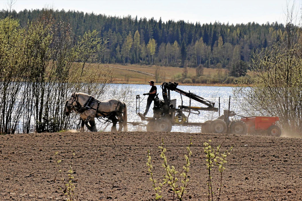 Ikaalislainen Miika Åfelt kylvää kaiken tilansa viljan hevosilla, ja osan kylvötöistä hän tekee metsäkäyttöön valmistetun hevosvaunun avulla. Sen perään on asennettu nostolaite eli Åfeltin kutsuma farmilaite, johon taas voi kytkeä kylvökoneen tai muun työkoneen.