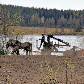 Ikaalislainen Miika Åfelt kylvää kaiken tilansa viljan hevosilla, ja osan kylvötöistä hän tekee metsäkäyttöön valmistetun hevosvaunun avulla. Sen perään on asennettu nostolaite eli Åfeltin kutsuma farmilaite, johon taas voi kytkeä kylvökoneen tai muun työkoneen.