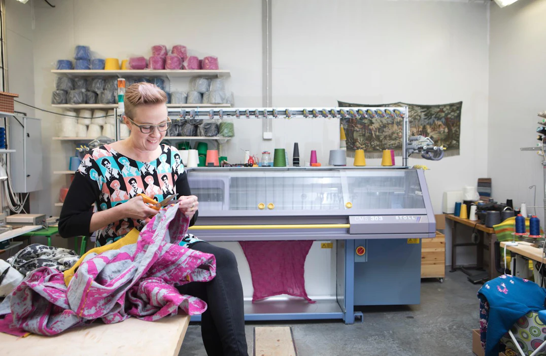 Sanni Salonen nauttii työn monipuolisuudesta. Hän suunnittelee, ohjelmoi, neuloo, ompelee, markkinoi ja palvelee asiakkaita.