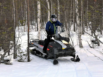 Skandic-moottorikelkan 51 cm leveä telamatto helpottaa kuorman kuljettamista.