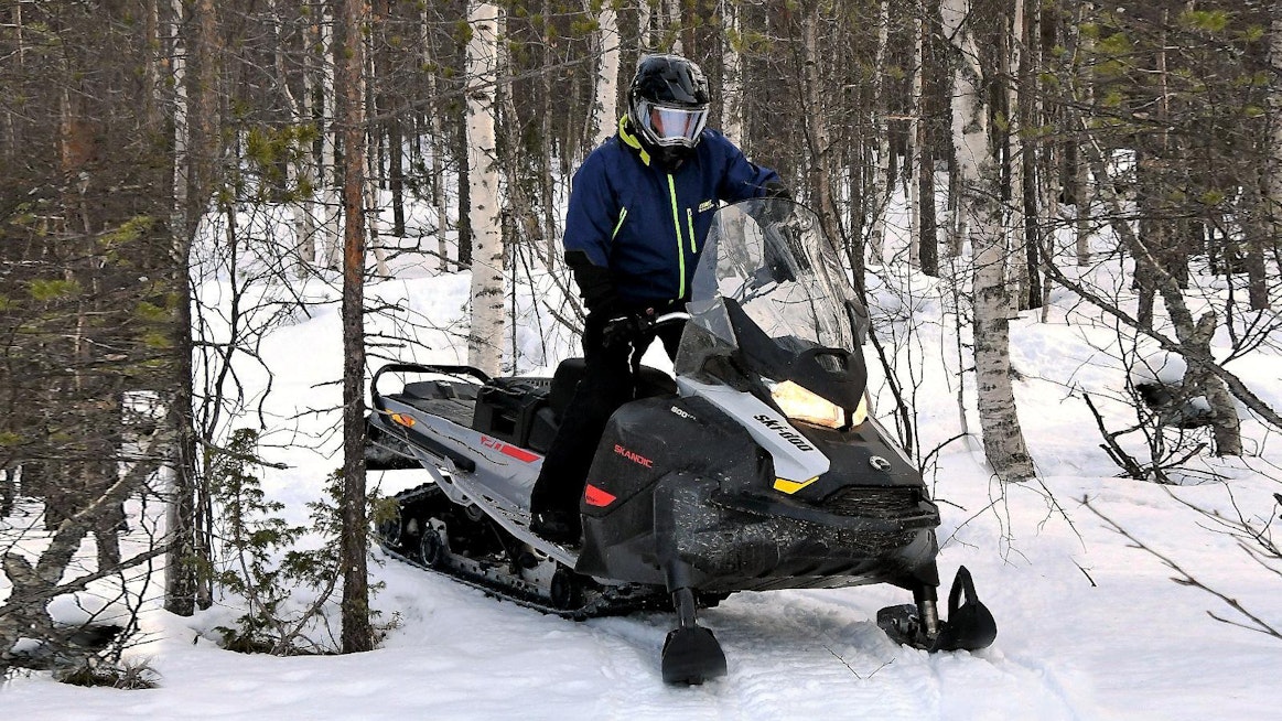 Skandic-moottorikelkan 51 cm leveä telamatto helpottaa kuorman kuljettamista.