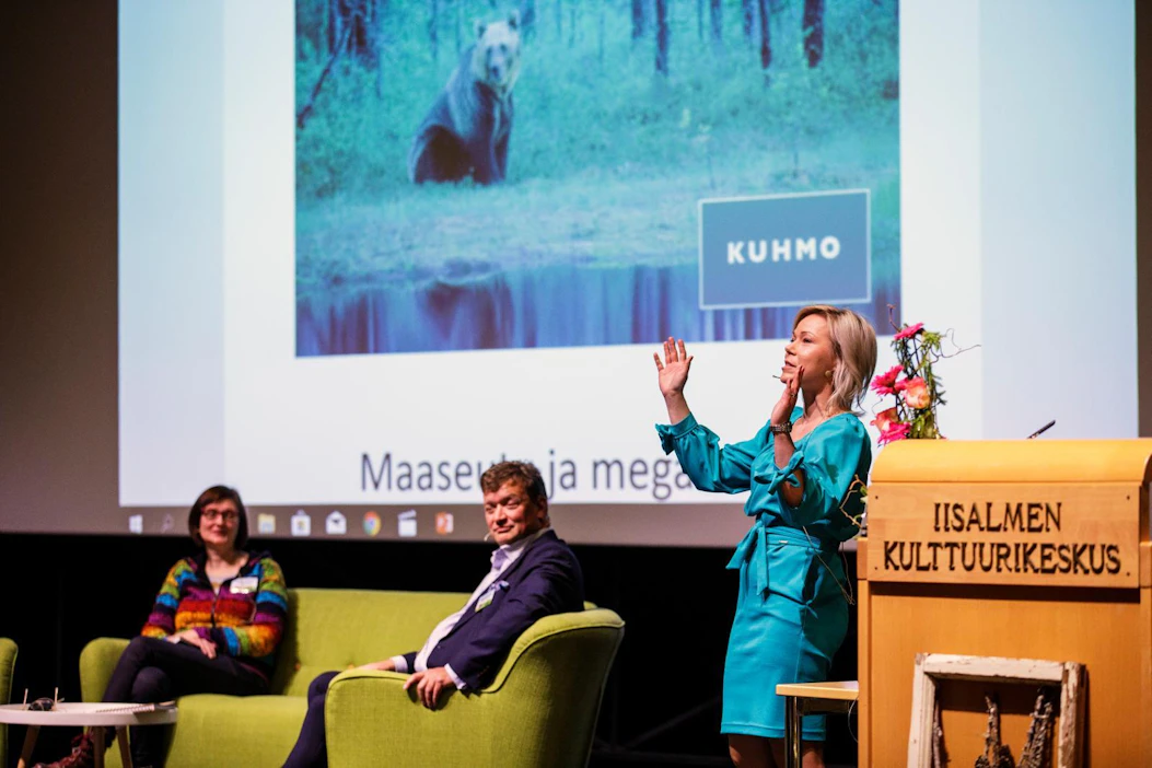 Kuhmon kaupunginjohtaja Tytti Määttä pitää maaseudun suurena haasteena ihmisten näköalattomuutta. "Kunnan- ja kaupunginjohtajien tärkein tehtävä on saada ihmiset näkemään mahdollisuuksia", Määttä sanoi Iisalmen maaseutugaalassa. Matkailuyrittäjä Minna Murtonen ja Maaseudun Tulevaisuuden päätoimittaja Jouni Kemppainen käyttivät niin ikään puheenvuoron maaseutugaalassa.