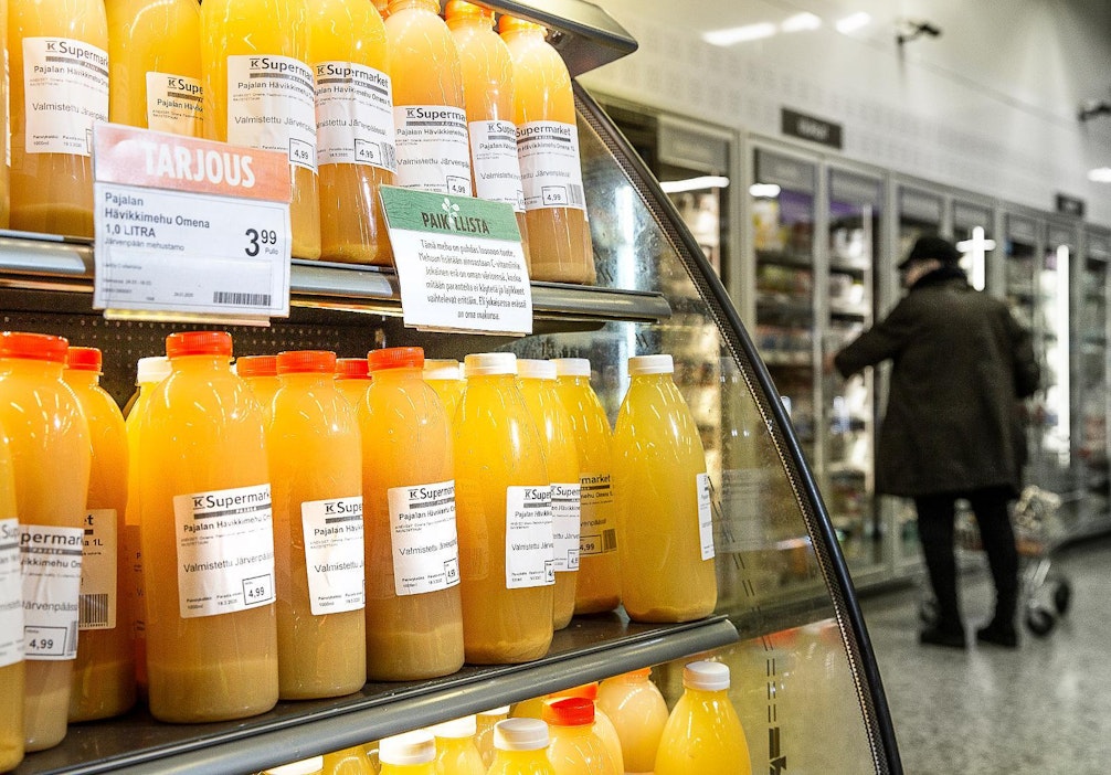 Järvenpäässä sijaitseva K-Supermarket Palaja puristaa hävikkiomenoista mehua.