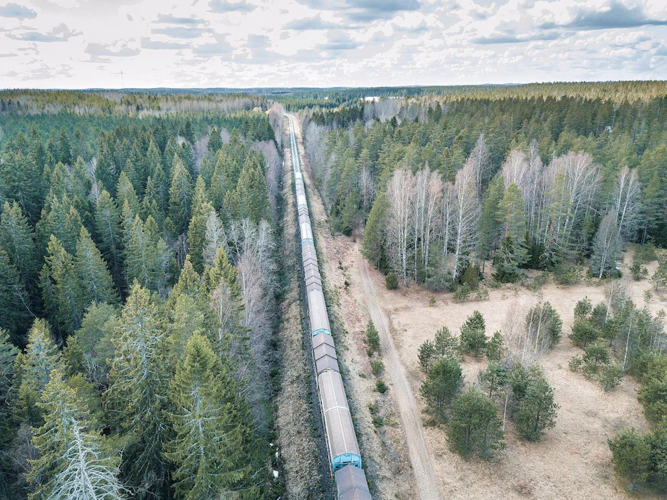 Uusien ratalinjojen alle jäisi pääasiassa metsää ja peltoa. Esimerkiksi Espoon ja Salon välille suunnitellun kaksiraiteisen maastokäytävän leveydeksi on arvioitu 80 metriä.