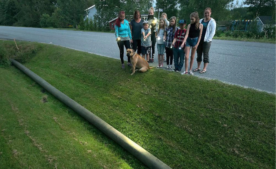 Tuomikylän tenavien pimeä koulumatka lähestyy loppuaan. Ojan pohjalle imestynyt puutolppa kertoo että katuvalaistusta ruvetaan pian rakentamaan.