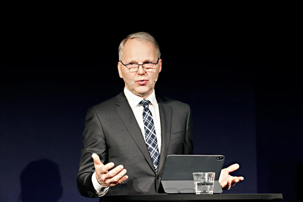 Euroopan komissio esittää etukäteen vuodetussa metsästrategian luonnoksessa muun muassa avohakkuista luopumista. Maa- ja metsätalousministeri Jari Lepän mielestä toimenpiteet pitää valita kasvupaikan eikä ideologian mukaan.