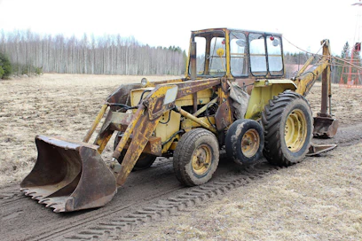 Massey-Ferguson 3303-teollisuustraktori, James 65 -kuormaaja sekä James 480 -kaivuri ovat vuodelta 1967. Traktorista ei ole lyhyen tuttavuuden aikana paljastunut vakavia ongelmia, eikä kuormaajassakaan tuntuisi olevan varsinaista vikaa, mutta kaivurista löytyy petrattavaa vähän joka kohdasta. Kuomu- ja Köysityö Oy:n Kesto-ohjaamo on varmasti ollut tyhjää parempi räntäsateessa, mutta jatkossa kyllä pärjätään ilman sen tuomaa suojaa.