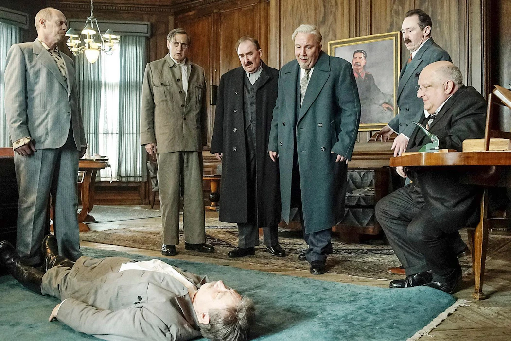 Pääosassa Nikita Hruštšovia näyttelevä Steve Buscemi (vas.) ehdottaa lääkärin kutsumista paikalle, kun Stalin on kaatunut kuolleena lattialle. Muissa pääosissa nähdään Michael Palin, Jeffrey Tambor, Jason Isaacs, Paddy Considine, Andrea Riseborough ja Rupert Friend. Ranskalais-brittiläisen elokuvan ohjasi Armando Iannucci. Venäjällä filmin jakelu on kielletty.