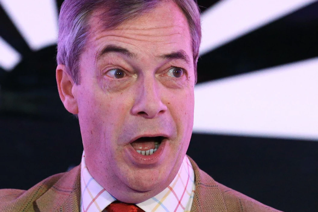 EU-kriittisen Nigel Faragen mukaan Britannian pitäisi omaksua käyttöön Ruotsin malli, jossa otettaisiin käyttöön paikallisia rajoituksia koko maan sulun sijasta. LEHTIKUVA/AFP