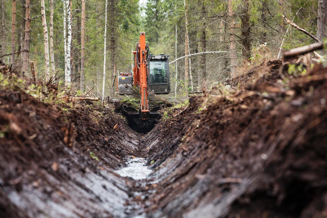 Otso metsäpalveluilla on osaamista muun muassa ojitushankkeista sekä metsäteiden suunnittelusta ja kunnossapidosta.