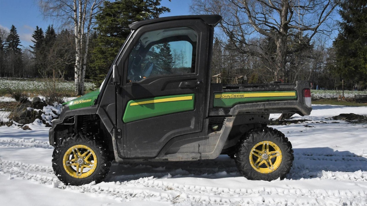 JD Gator XUV 865M -mönkijä sai kiitosta muun muassa äänieristyksestään.