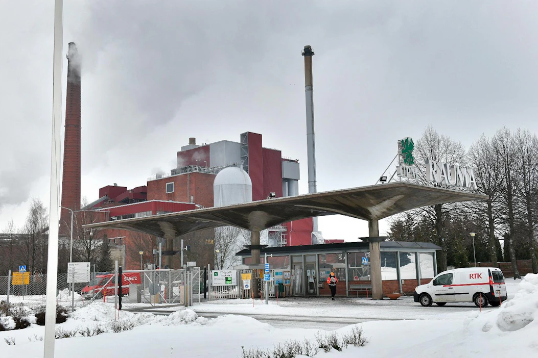 Turvaamistoimi koskee UPM:n ja sen tytäryhtiöiden voimalaitoksia ja vedenkäsittelyä Jämsänkoskella, Lappeenrannassa, Kouvolassa, Raumalla ja Valkeakoskella sekä vedenkäsittelyä Pietarsaaressa. Kuvassa on Rauman Biovoiman voimalaitos, joka toimii UPM:n tehdasalueella.