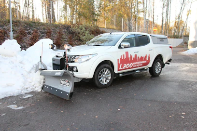 Aura/hiekoitinpaketin asennustyö vie noin viikon. Mitään sen kummempaa muutostyötä tai varustelua ei kiinteistöhoitovarustelun lisäksi tarvitse tehdä. Valtaosa autoista toimitetaan nastsrenkailla varustettuna.
