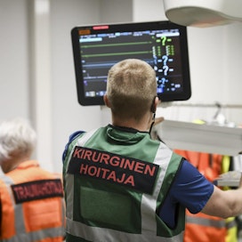 Hoitajia elvytyshuoneessa Kainuun keskussairaalassa Kajaanissa heinäkuussa 2020. LEHTIKUVA / EMMI KORHONEN