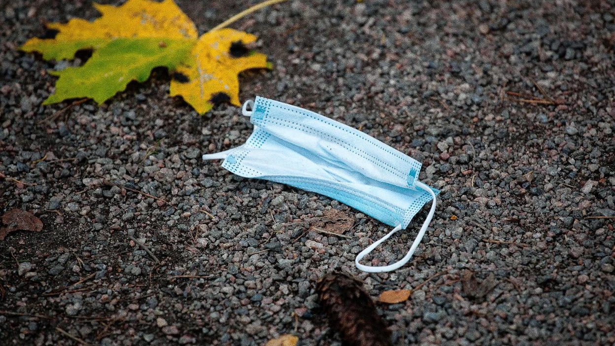 Ihmisiä kehotetaan pitämään etäisyyttä toisiinsa, sillä koronaa voi olla myös oireettomilla. Myös muu suojaus on tärkeää taudin ollessa monin paikoin kiihtymisvaiheessa.