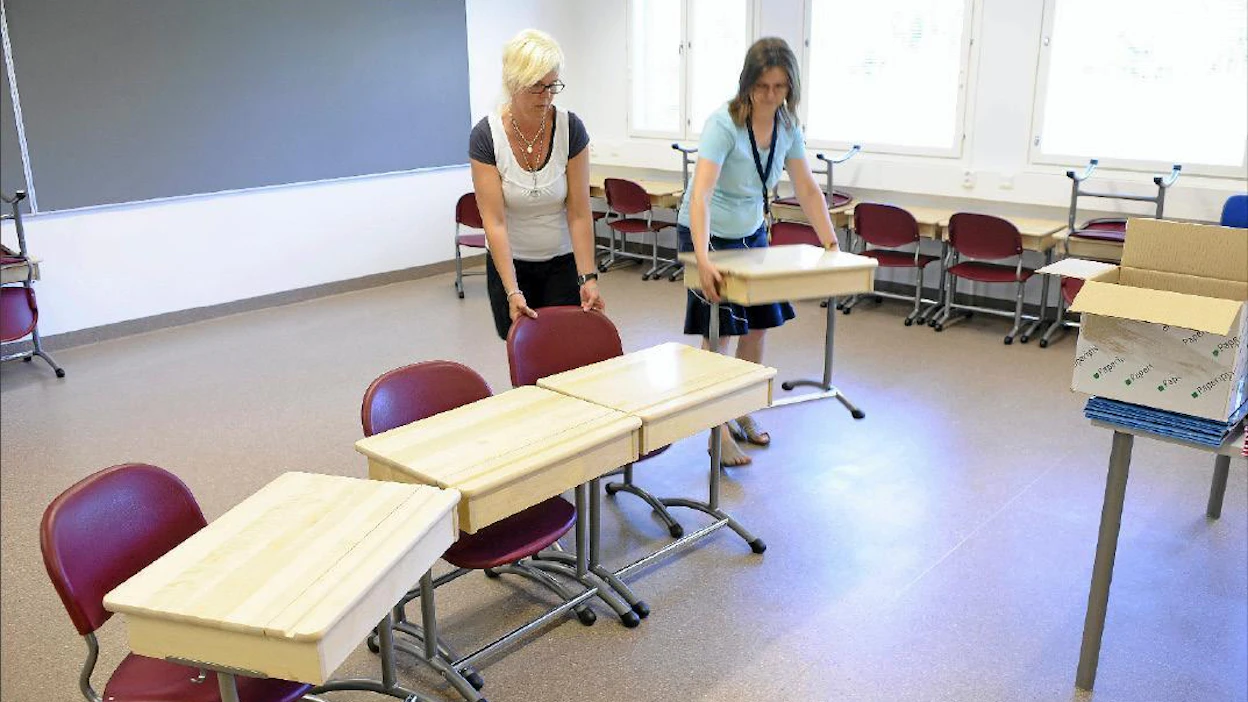 Opettajat Marja-Liisa Kiiveri ja Tarja Kortessalmi valmistelivat perjantaina koululuokkaa valmiiksi oppilaita varten. Juha Sarkkinen