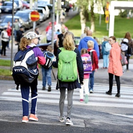 Koululaiset palaavat kesälomilta koulutielle suurimmassa osassa Suomea. LEHTIKUVA / Jussi Nukari