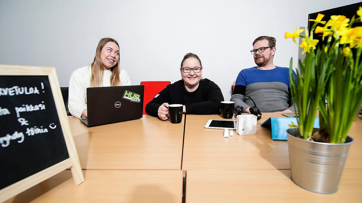 Miisa Tavastsjerna (vas.), Miia Hiironen ja Mika Paananen ovat etätyökeskus Hubteekin vakikasvoja. Hiironen toimii osaamis- ja etätyökeskuksen projektipäällikkönä.