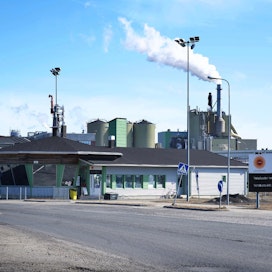 Stora Enso ilmoitti aiemmin tällä viikolla, että paperien tuotannon suuren ylikapasiteetin vuoksi se aikoo sulkea pysyvästi Kvarnsvedenin tehtaan Ruotsissa ja Veitsiluodon tehtaan Kemissä. Kuva on Veitsiluodon tehtaalta.