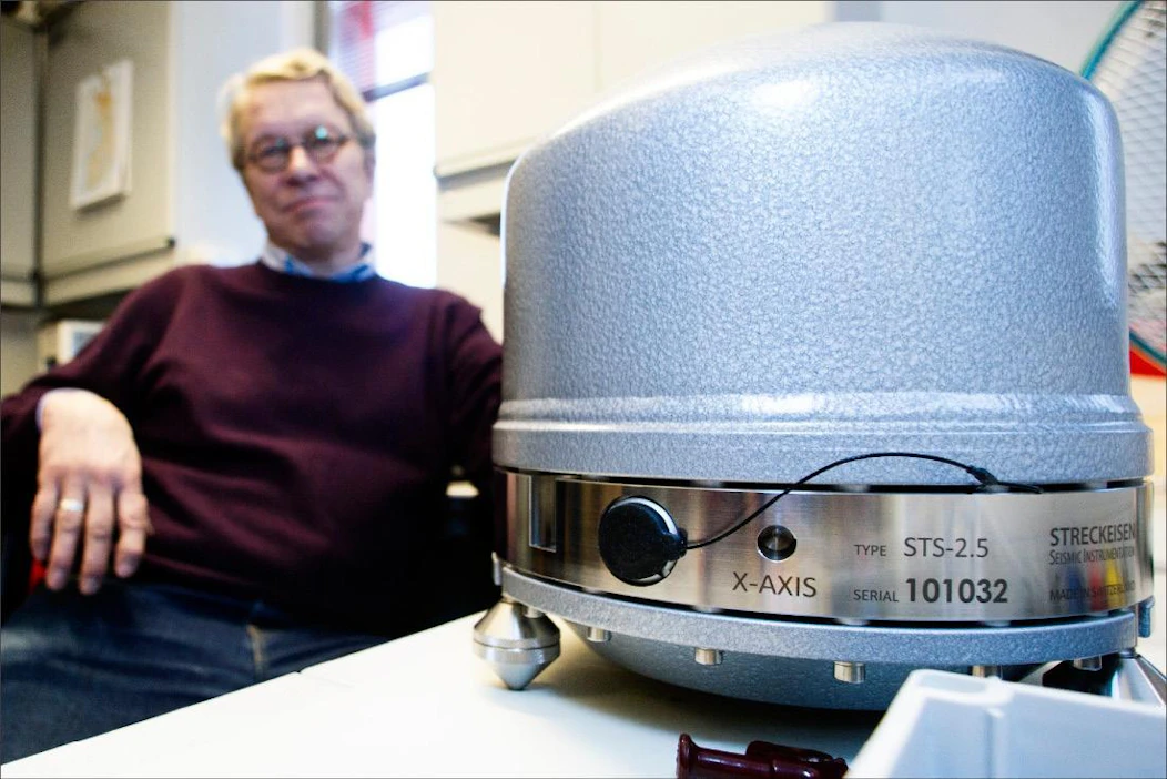 Ensimmäinen järistyksiä mittaava seismografi saatiin Suomeen 1924. Kuvassa moderni seismografi ja taustalla Seismologian instituutin johtaja Pekka Heikkinen. Kari Salonen