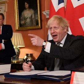 Britannian pääministeri Boris Johnson allekirjoitti sopimuksen keskiviikkona alkuillasta. LEHTIKUVA / AFP
