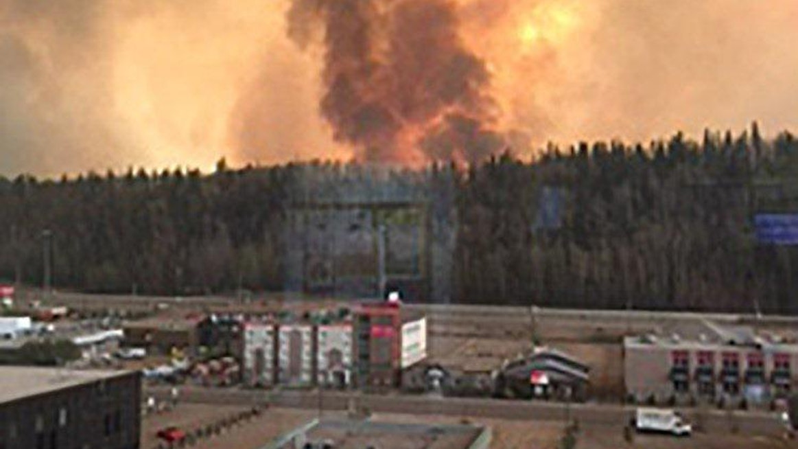 Albertan maastopaloalueella on useita öljy-yhtiöitä, jotka ovat joutuneet keskeyttämään toimintojaan ja sulkemaan öljyputkia palon takia. LEHTIKUVA/AFP
