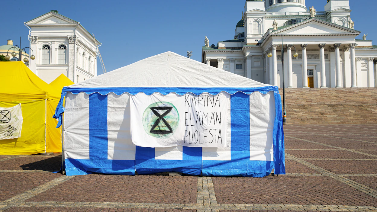 Elokapina osoittaa jälleen kesäkuussa mieltään muun muassa Helsingin Senaatintorilla. Tämä kuva on vuodelta 2021.