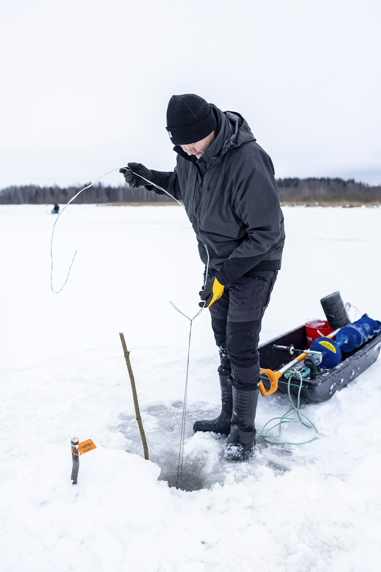 Pyydys koetaan viereen tehdyn reiän kautta rautalangan avustuksella.