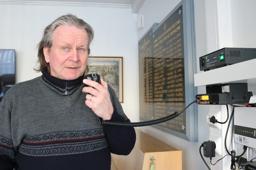 Raution kyläyhdistyksen sihteeri Vesa Haapakoski sanoo kyläradion toimivan vaikka kännykät pimenevät. Laitteistot ovat Suomessa vielä melko harvinaisia.