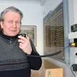 Raution kyläyhdistyksen sihteeri Vesa Haapakoski sanoo kyläradion toimivan vaikka kännykät pimenevät. Laitteistot ovat Suomessa vielä melko harvinaisia.