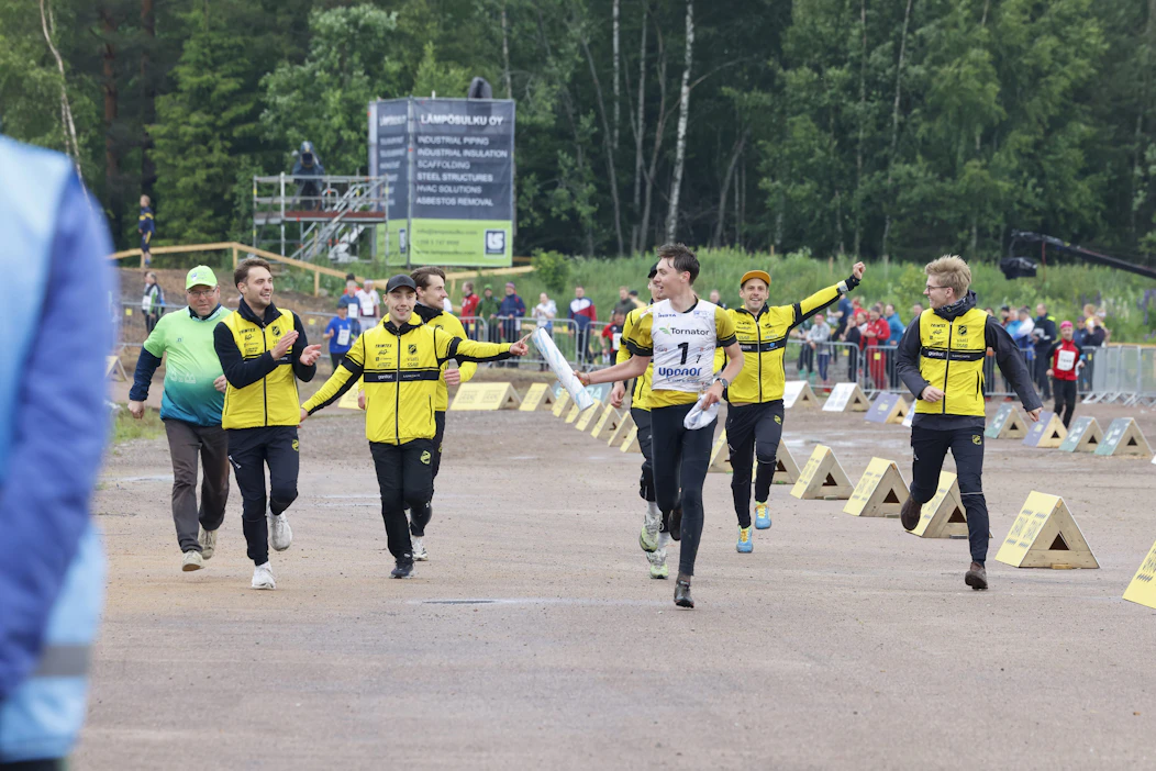 Stora Tunan Viktor Svensk juoksi kohti voittoa joukkuekavereiden saattelemana. SASU JÄRNSTEDT / LEHTIKUVA.