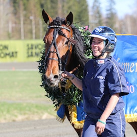 Imperatorin hoitajalla Heidi Torstilla oli aihetta hymyyn Kuopio Stakesin seremonioissa.