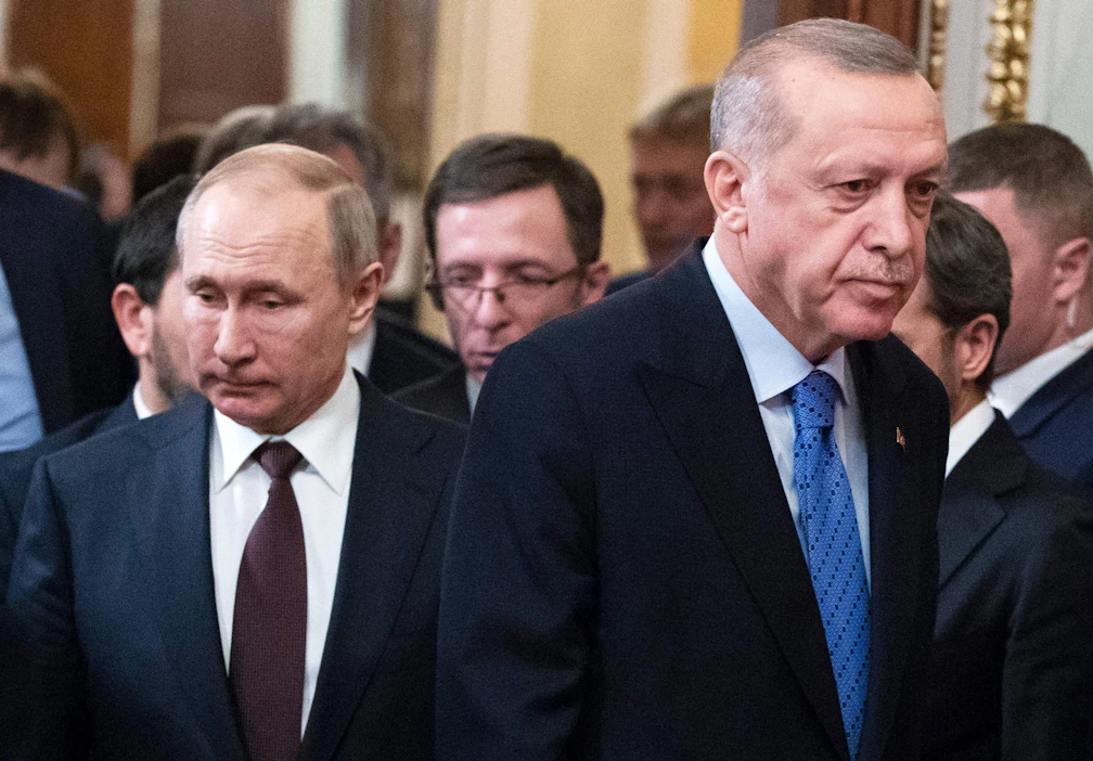 Venäjän presidentti Vladimir Putin (vas.) ja Turkin presidentti Recep Tayyip Erdogan (oik.) tapasivat Mustanmeren rannalla Venäjän Sotshissa. LEHTIKUVA/AFP.