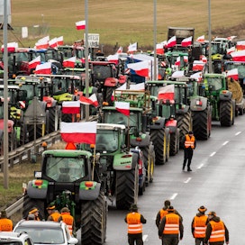 Ukrainan halpatuontia vastustavat puolalaiset viljelijät ovat traktoreillaan aiheuttaneet kaaosta sekä Puolan ja Ukrainan välisillä raja-asemilla että keskeisillä valtaväylillä.