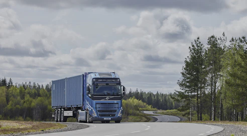 Volvo Trucks on aloittanut polttokennotekniikan testaamisen käytännön koeajoissa. Asiakastestit alkavat muutaman vuoden kuluttua ja kaupallistaminen tapahtuu tämän vuosikymmenen jälkipuoliskolla.