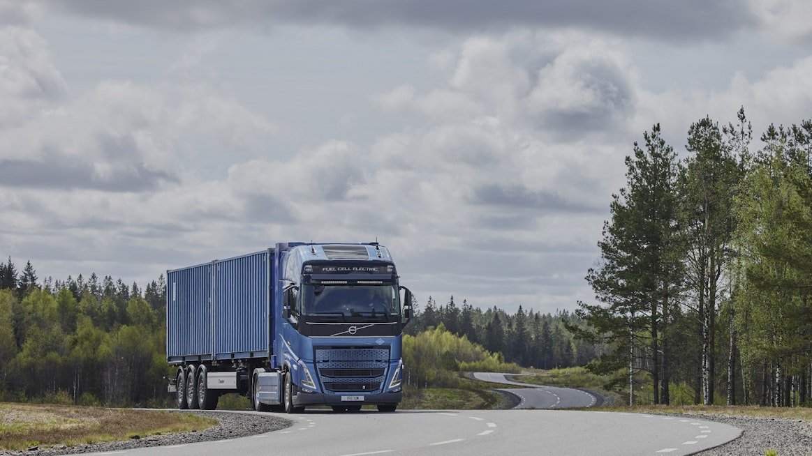 Volvo Trucks on aloittanut polttokennotekniikan testaamisen käytännön koeajoissa. Asiakastestit alkavat muutaman vuoden kuluttua ja kaupallistaminen tapahtuu tämän vuosikymmenen jälkipuoliskolla.