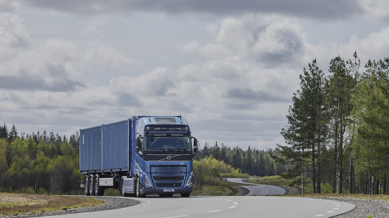Volvo Trucks on aloittanut polttokennotekniikan testaamisen käytännön koeajoissa. Asiakastestit alkavat muutaman vuoden kuluttua ja kaupallistaminen tapahtuu tämän vuosikymmenen jälkipuoliskolla.