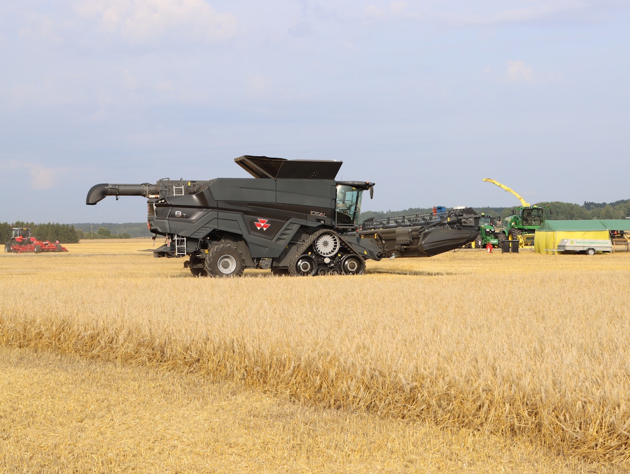 Massey Ferguson Ideal 8 on kahdella roottorilla varustettu puimuri, jonka vakiopöydän leveys on 12,1 m ja säiliön tilavuus 17,1 m³. MAN-moottorin iskutilavuus on 12,4 litraa ja teho on 538 hevosvoimaa. Telat ovat Suomen olosuhteissa tarpeellinen varuste. Suomessa MF puimureita myy Turun Konekeskus Oy.