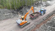 Maanrakennus Vähätalon työmailla häärii nyt Suomen ensimmäinen Develon 9-sarjalainen. Noin 26 tonnin painoinen DX260LC-9 on kokenut muodonmuutosta lähinnä moottorin ja ohjaamon osalta. Edellisessä mallissa oli vakiona 5 000 kg painava vastapaino, ja vaihtoehtoisesti sai myös 500 kg raskaamman version, joka nyt on vakiona ysisarjalaisessa.