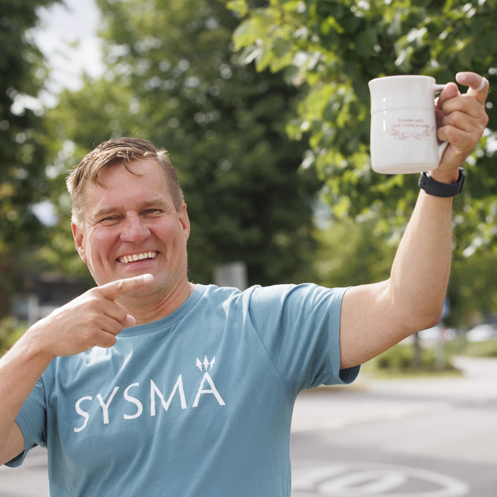 ”Me ollaan nyt sitouduttu Sahti-elokuviin. Katsotaan sitten, mitä tulevaisuus tuo tullessaan, mutta kyllä tästä riittää meille aika moneksi vuodeksi sulateltavaa ja mainosarvoa 100 ja 200 litran sahdeista”, kertoo Sysmän vt. kunnanjohtaja Lasse Peltonen sahkimuki kädessään.
