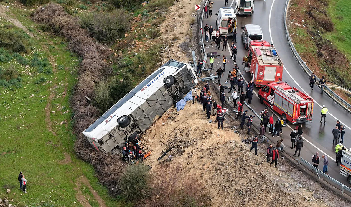 Llinja-auto suistui rotkoon Antalyassa Turkissa sunnuntaina. LEHTIKUVA/AFP/DHA.