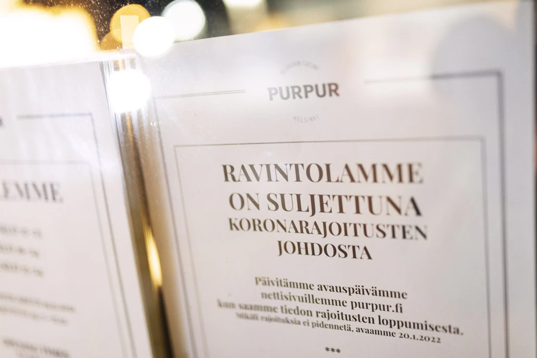Kiista koski koronarajoituksia, joilla ravintoloiden anniskelu- ja aukioloaikoja sekä asiakasmäärää rajoitettiin koronapandemian aikana. LEHTIKUVA / RONI REKOMAA.