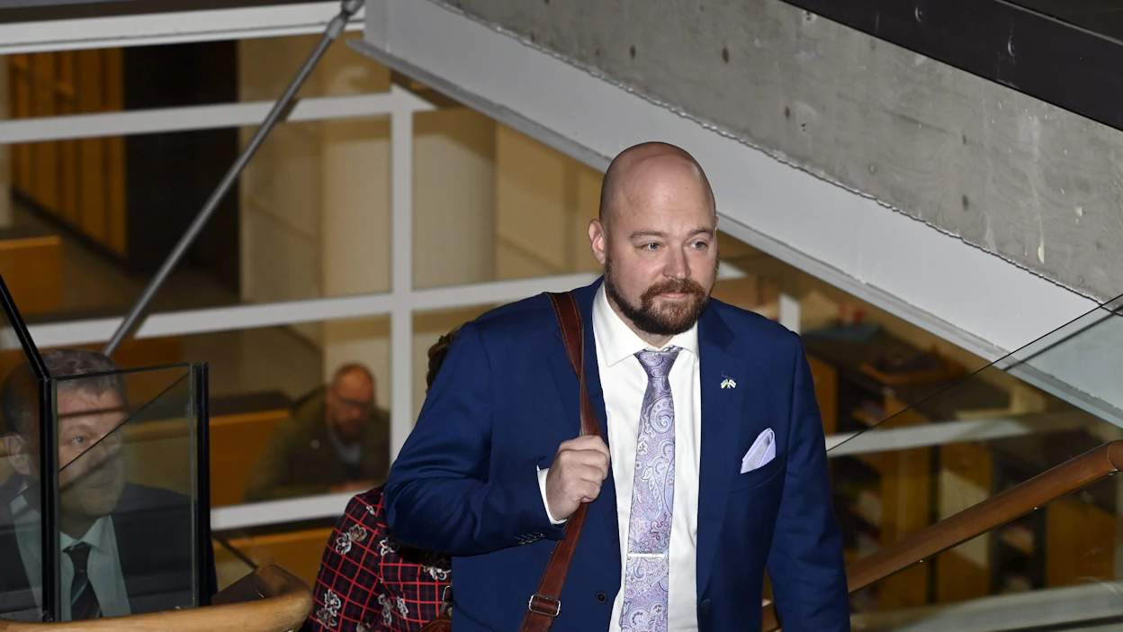 Keskustan kansanedustaja Mikko Kärnä kunnianloukkausjuttua koskevassa oikeudenkäynnissä Helsingin käräjäoikeudessa tänään. LEHTIKUVA / Heikki Saukkomaa.