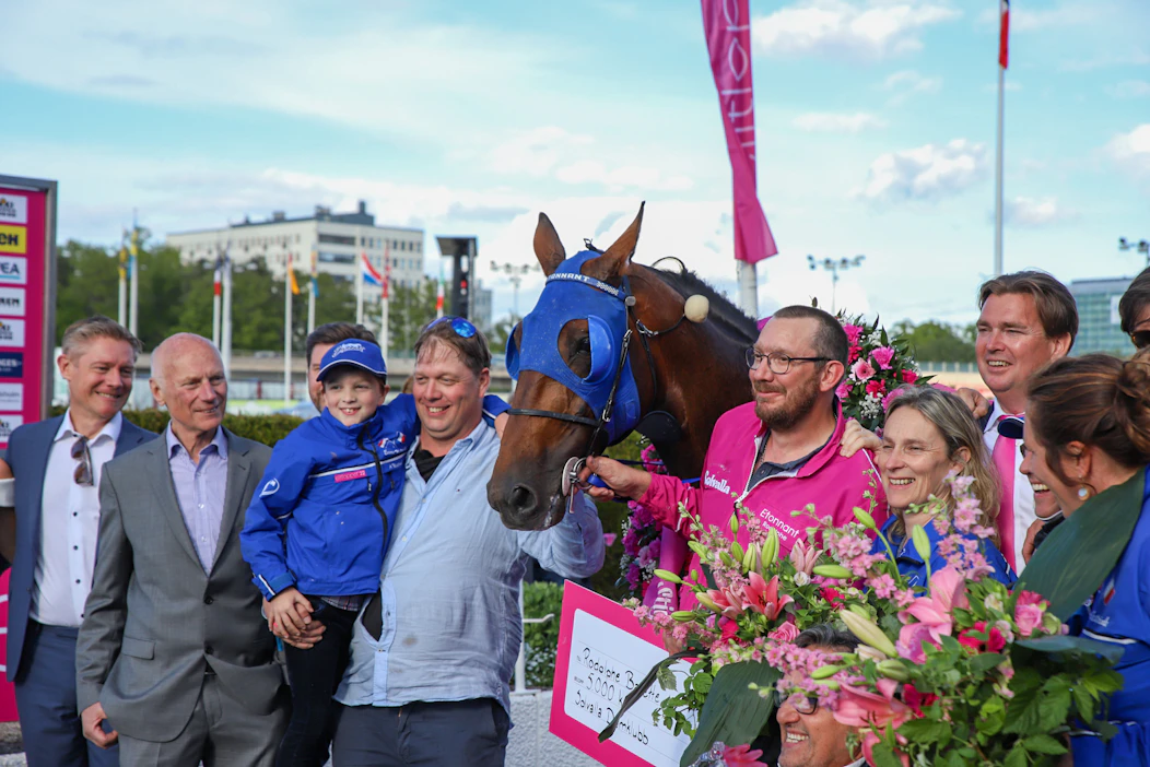 Etonnant juhli Elitloppet-voittoa sinisissä varusteissa kuin isänsä Timoko konsanaan. Hevosen suupielessä vasemmalla omistajavalmentaja Richard Westerink.