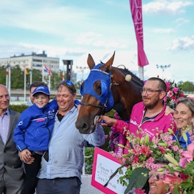 Etonnant juhli Elitloppet-voittoa sinisissä varusteissa kuin isänsä Timoko konsanaan. Hevosen suupielessä vasemmalla omistajavalmentaja Richard Westerink.